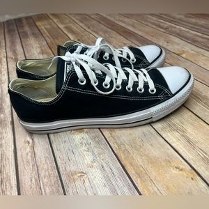 Men converse size 10. I good used condition.